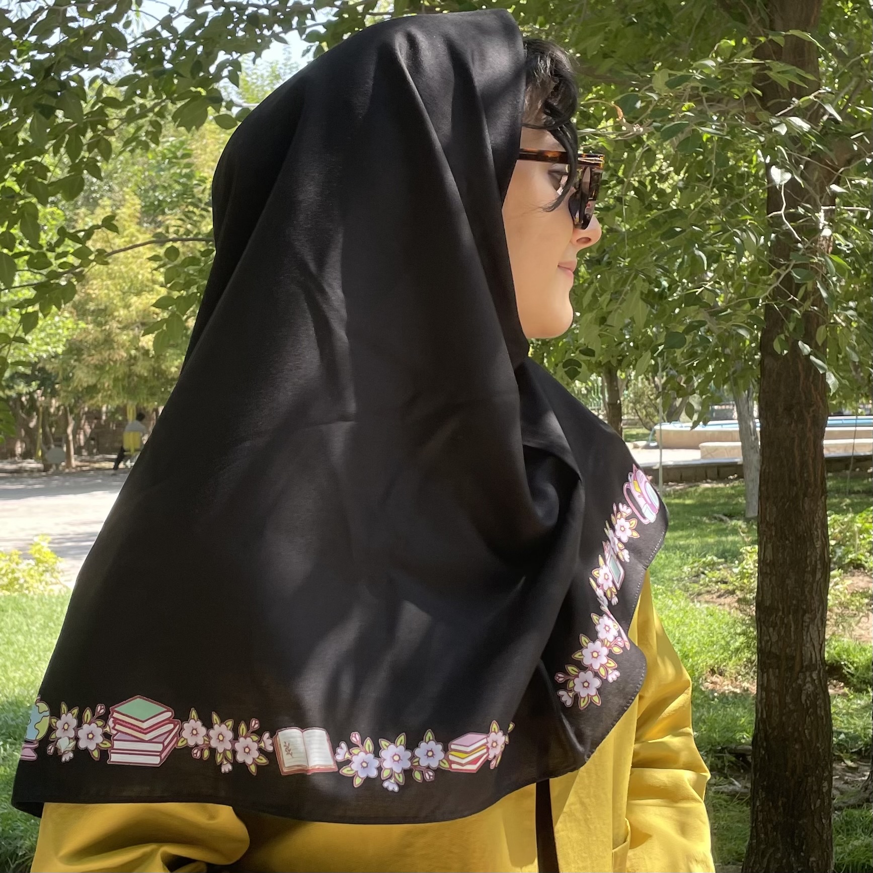 مقنعه ریسه کتاب و گل /مشکی بروجرد