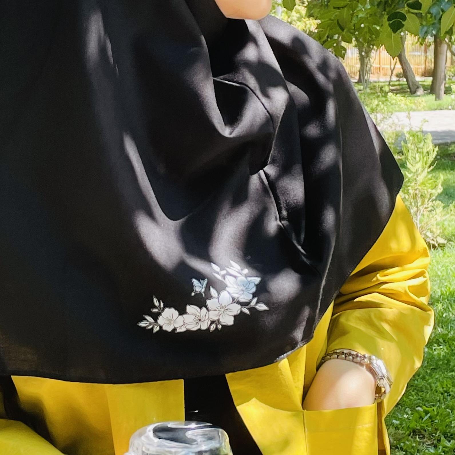مقنعه طرح گلبرگ سفید / مشکی بروجرد